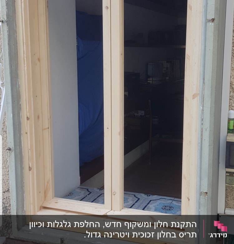 מסגרת עץ לדלת כפולה ללא דלתות מותקנות